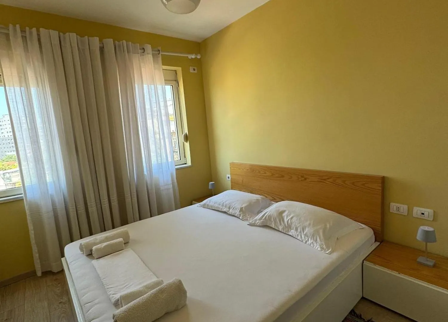 Sunlight Apartment At Pazari I Ri ティラナ